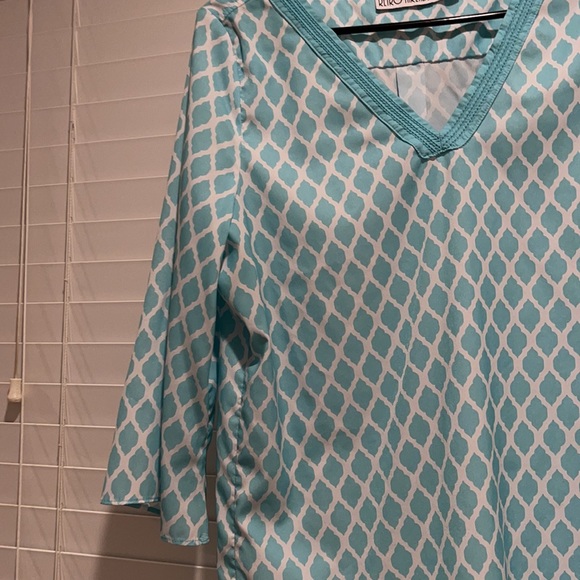 ☀️ 3/$15 ☀️ Teal patterned shirt - Picture 3 of 4